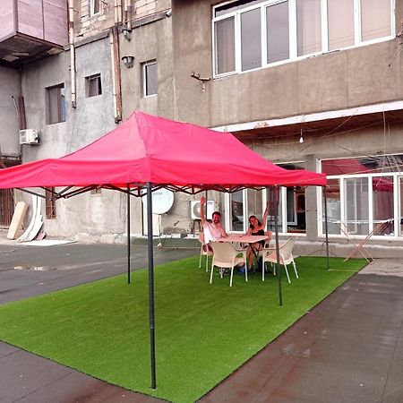 Sun City Hostel Yerevan Bagian luar foto