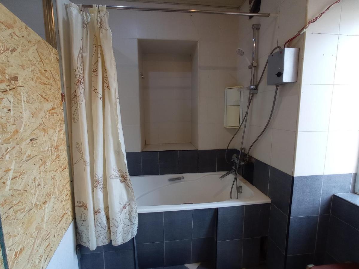 Sun City Hostel Yerevan Bagian luar foto
