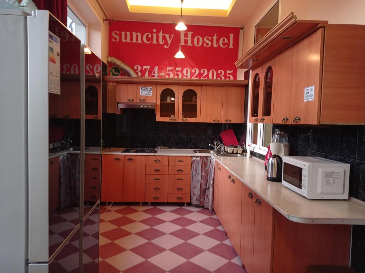 Sun City Hostel Yerevan Bagian luar foto