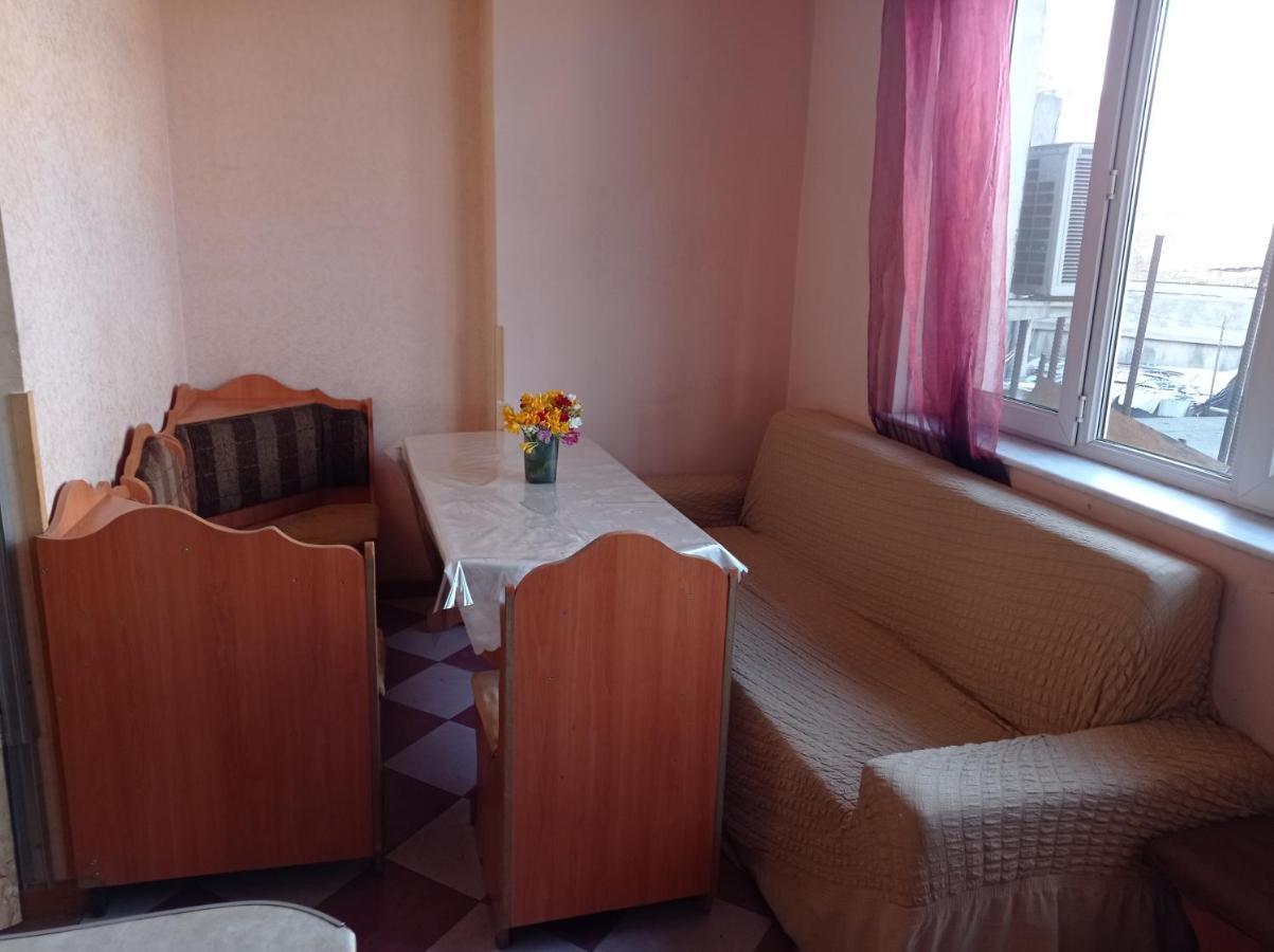 Sun City Hostel Yerevan Bagian luar foto