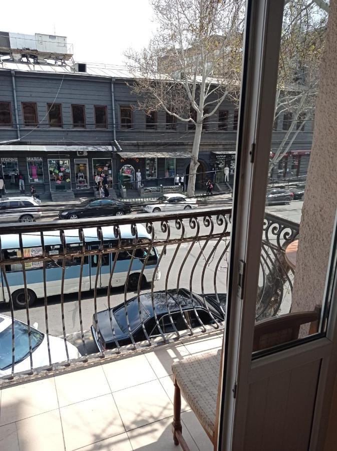 Sun City Hostel Yerevan Bagian luar foto
