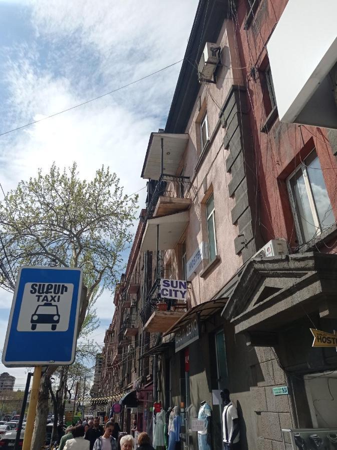 Sun City Hostel Yerevan Bagian luar foto